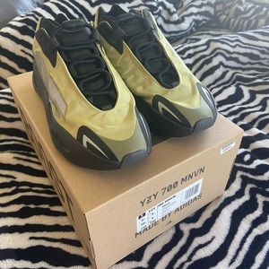 Yeezy Boost 700 MNVN ‘Resin’